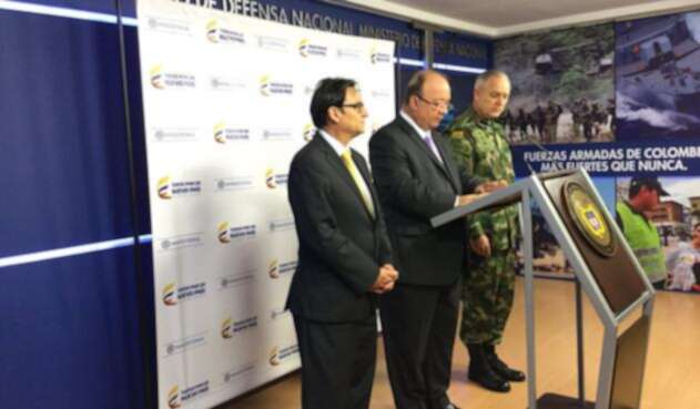 MinDefensaAnuncioPrensaFotoOficial.jpg