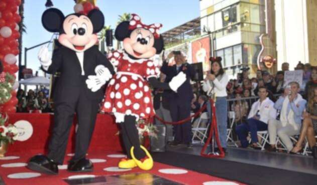 MinneMousePaseoHollywoodAFP1.jpg