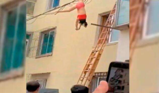 Mujer-colgando-en-cable.jpg