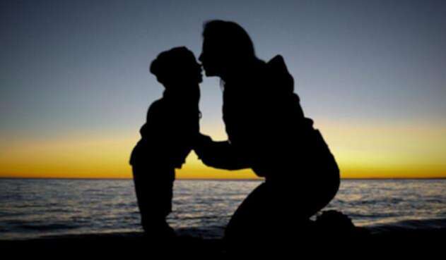 Niño-y-madre-Ingimage.jpg