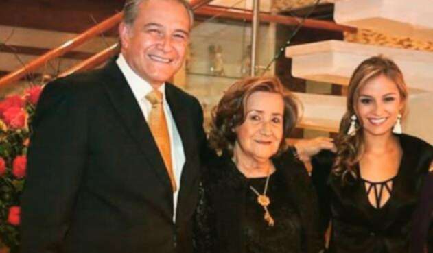 Oscar-Naranjo-con-su-mamá-e-hija-1.jpg