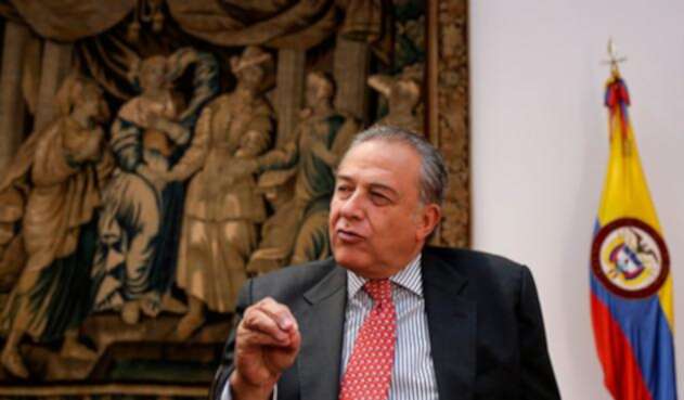 OscarNaranjocolprensa.jpg