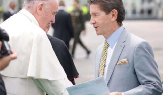 Papa-Francisco-y-Luis-Perez-@Luis_Perez_G-LA-FM.jpg