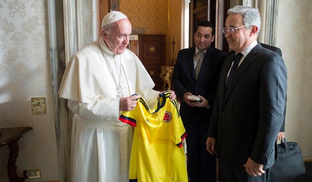 PapaFranciscocamisetaSeleccionColombia2.jpg