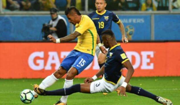 PaulinhoBrasilEcuadorOficialFIFA1.jpg