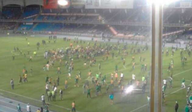 Pelea-barras-en-Cali-Colprensa.jpg
