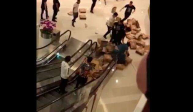Pelea-centro-comercial-@tyruschi.jpg