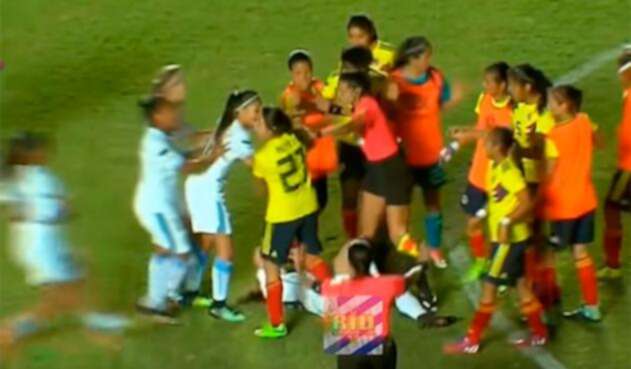 Pelea-niñas-selección-col-y-urugua.jpg