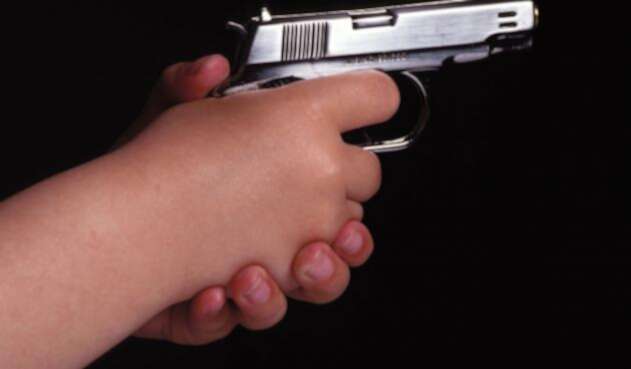 Hombre empuñando un revolver Hombre empuñando un revolver