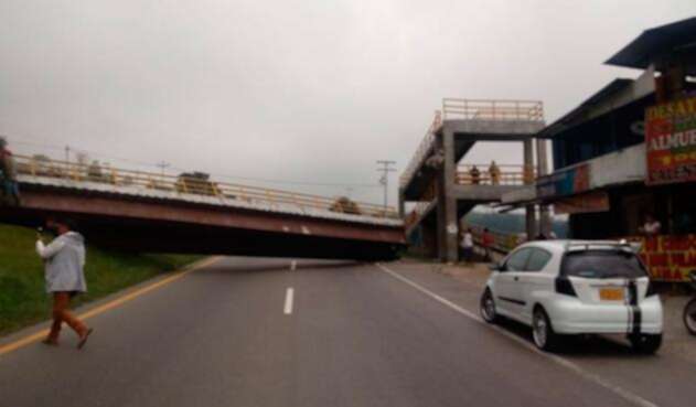Puente-Granada-LA-FM-Bomberos.jpg