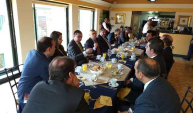 ReunionGaviriaBancadaSuminLAFM.jpg