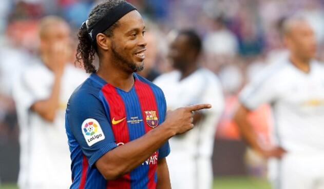 RonaldinhoRegresaCampNouAFP.jpg