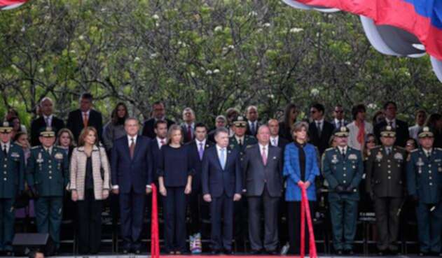 Santosdesfilemilitarcolprensa.jpg