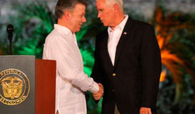 SantosyMikePenceAFP.jpg