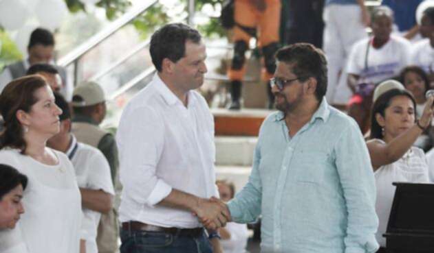 Sergio-Jaramillo-alto-comisionado-para-la-paz-e-Iván-Márquez-Ex-guerrillero-Colprensa-Sofía-Toscano.jpg