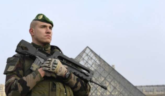 Soldado-Louvre-AFP.jpg