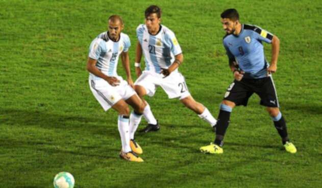 SuarezArgentinaUruguayOficialFIFA.jpg