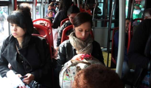 TransmilenioSillasMujeresCOLPRENSA.jpg