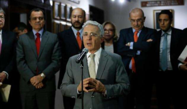 Uribe-y-su-guetto-Colprensa-Juan-Páez.jpg