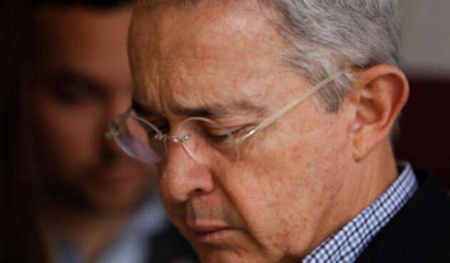 alvarouribevelezcolprensa.jpg