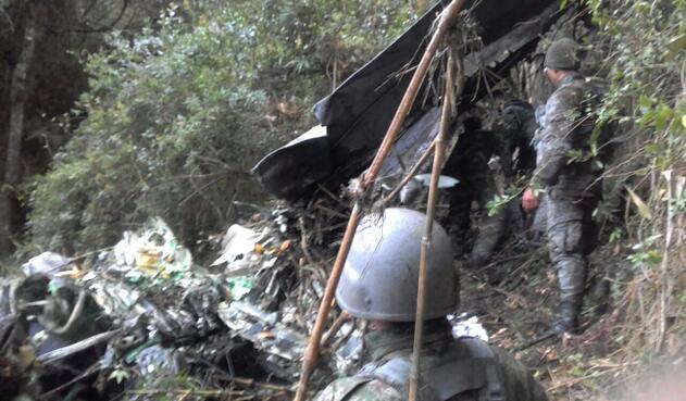 avionetafacatativaaccidente1bombero1.jpg