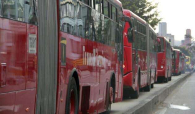 Buses de Transmilenio en un trancón Buses de Transmilenio en un trancón