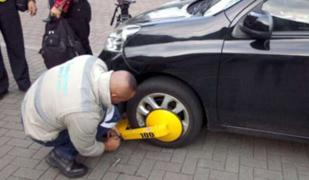 cepos-para-amonestar-carros-mal-parquedos-en-Medellin.jpg