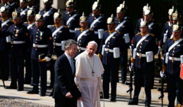elpapafranciscoysantoscolprensa2.jpg