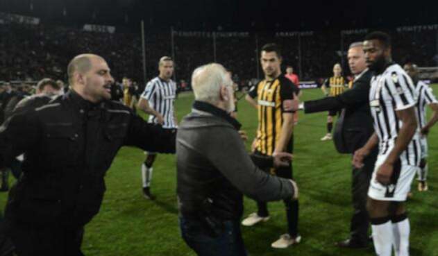ivan-savvidis-presidente-paok-grecia-ingresa-cancha-pistola_MILIMA20180311_0295_8.jpg