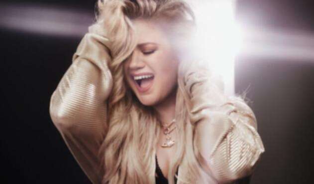 kelly-clarkson-credit-vincent-peters.jpg