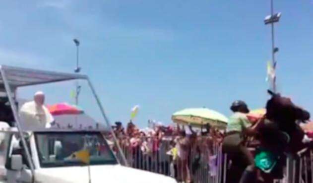 papafranciscocarabinera.jpg