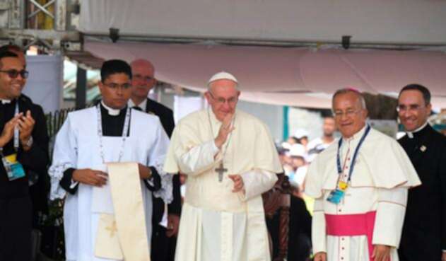 Resultado de imagen para papa francisco homenaje