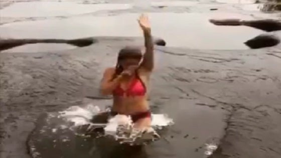 parque natural con toboganes y piscinas