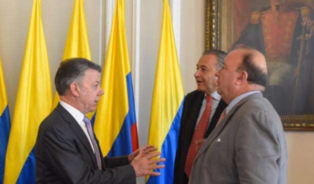 santosmindefensavicenaranjoficial1.jpg
