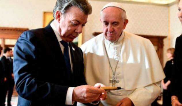 santosyelpapafranciscoafp.jpg