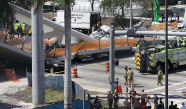 us-multiple-fatalities-reported-after-collapse-of-pedestrian-bri_17620802.jpg