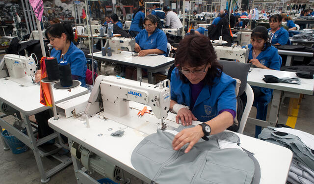 Empleados colombianos trabajando en una fábrica, en Bogotá
