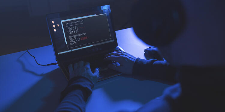 El cibercrimen sigue en aumento, razón por la que las personas deben estar prevenidas con su información en la red