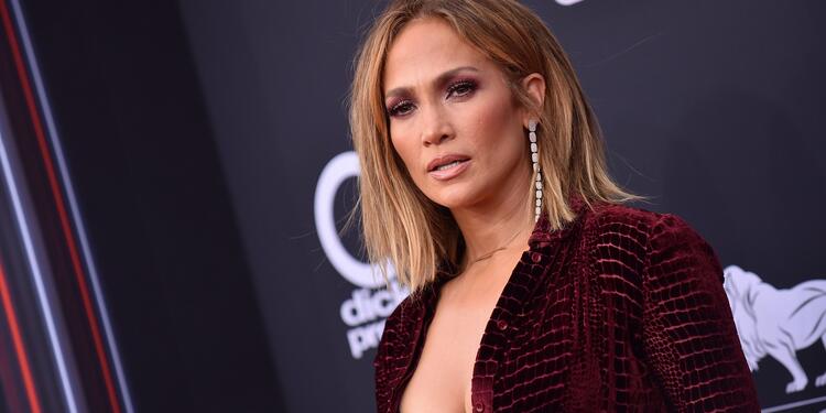 Jennifer Lopez, de nuevo exponiendo una gran parte de su cuerpo.