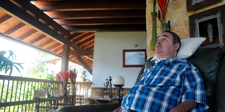 El profesor Luis Fernando Montoya en su casa, en el Valle de Aburrá (Caldas)