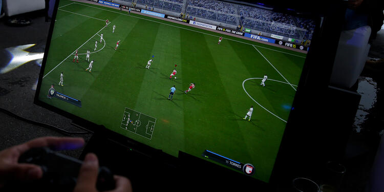 Un gamer jugando videojuegos de fútbol