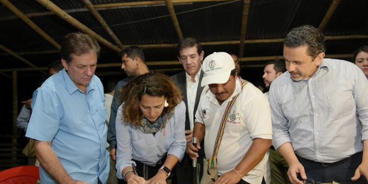 Comisión del Gobierno e indígenas del Cauca