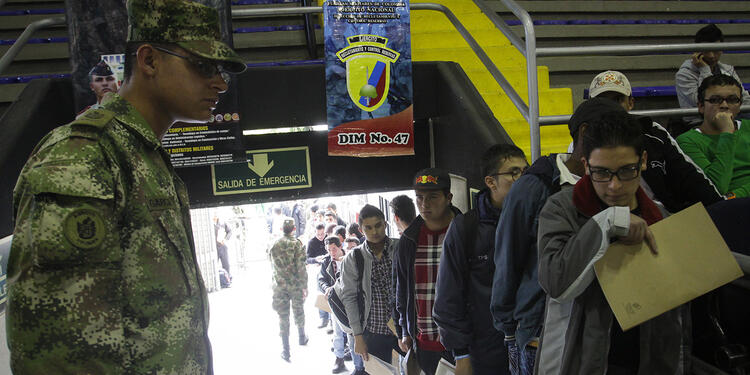 Muchos jóvenes cada año esperan resolver su situación militar.