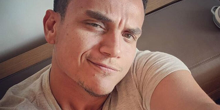 El cantante fue criticado por sus seguidores, debido a una imagen que publicó casi mostrando sus partes íntimas