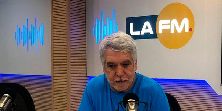 Enrique Peñalosa, alcalde de Bogotá, en la cabina de LA FM en Bogotá