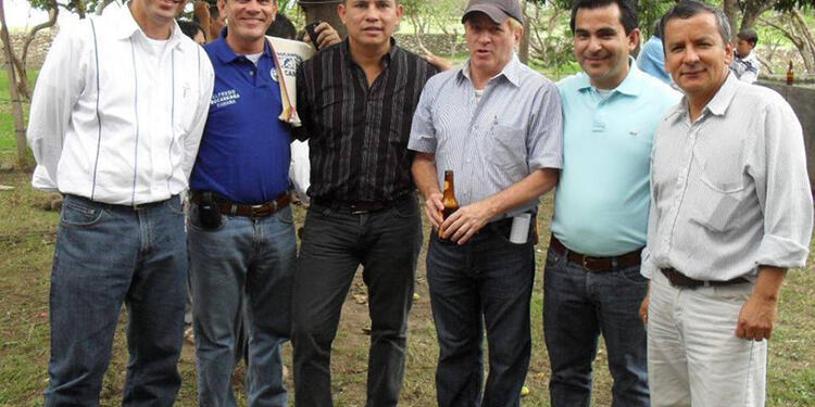 Saúl Cruz (primero a la izquierda) y Pedro Nel Díaz (camisa azul y zapatos blancos) en enero de 2018