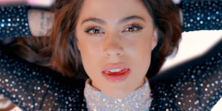 La cantante representa esta canción en un contexto diverso de colores, soledad y libertad.