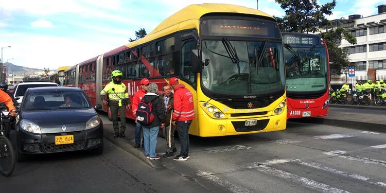 Seguridad en Transmilenio Bloqueo de Transmilenio, por parte de usuarios de Capital Salud.
