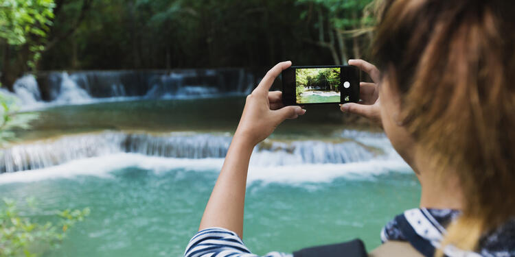 Una joven tomando fotografías de su viaje - Viajes - Turismo
