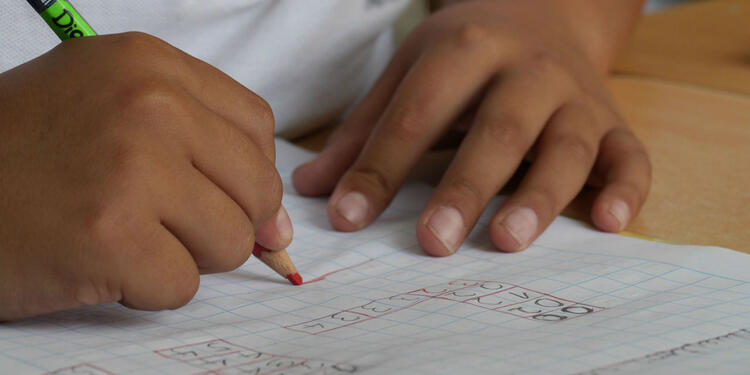Niño en colegio haciendo tareas